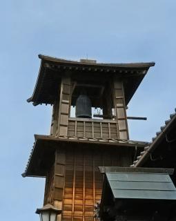 ��`�q�ɓ����Ă�K�i�̃T���l�C���摜