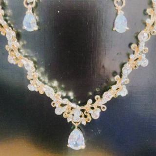 �L���L���ȃl�b�N���X�̃T���l�C���摜