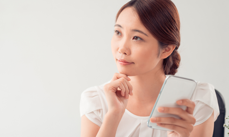 電話をかける女性